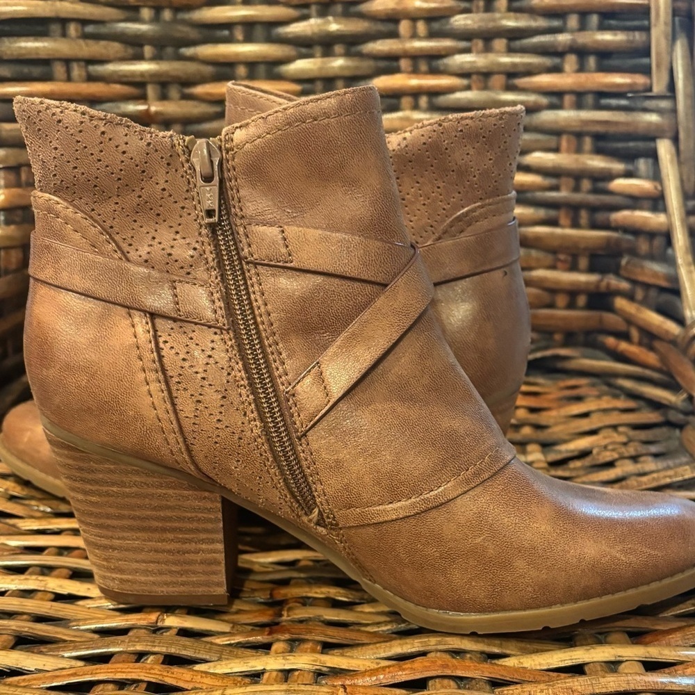 BareTraps  Launa Bootie Tan Ankle Boots with Strap Detail, Zip Up size 10.5 - Picture 5 of 11
